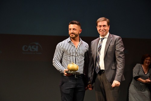 El agricultor Ismael García recibe el premio de manos de José Antonio Aliaga.