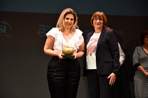La hija de José Antonio Caparrós recibió el premio por recolectar el mayor porcentaje de kilos de tomate Adora de manos de Véronique Lafanechère, de HM.CLAUSE.