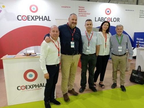 De izq a dech, Sergio Sánchez comercial de Labcolor; Juan Pérez, gerente adjunto Coexphal;
Francisco Garrido, director de Labcolor; Mar Quirante, comercial de Labcolor; Antonio Sánchez, gerente de ColorSalud