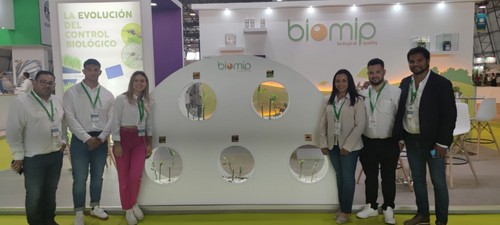 Equipo de Biomip en su stand.