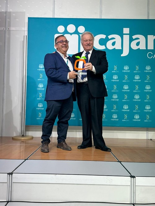 José Antonio Santorromán recoge el premio otorgado a Agrobío.