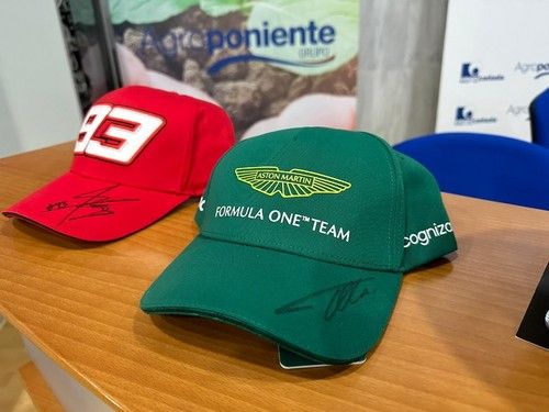 Gorra de Márquez y Alonso firmadas.