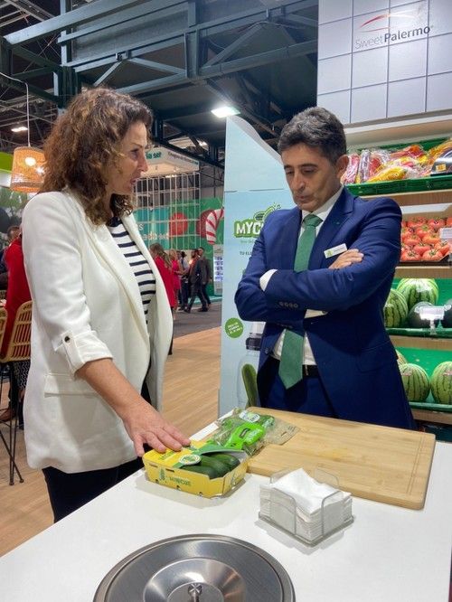 Ricardo Ortiz, director comercial de Rijk Zwaan, junto a la alcaldesa de Almería, María del Mar Vázquez, conociendo los sabrosos Minicue 🥒