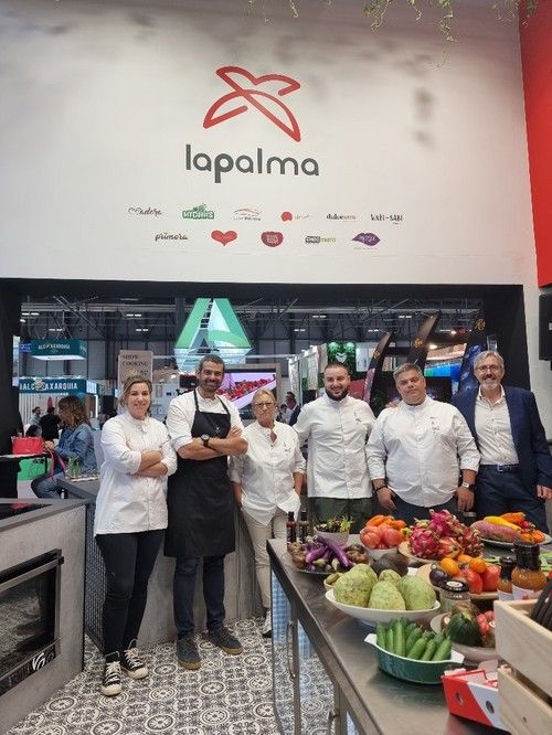 Enrique Sánchez, chef de Canal Sur; José Rodríguez, chef investigador de La Palma;  Miguel Martín Almendros, médico nutricionista y los tres finalistas del II concurso gastronómico 'El Gorro Rojo'.
