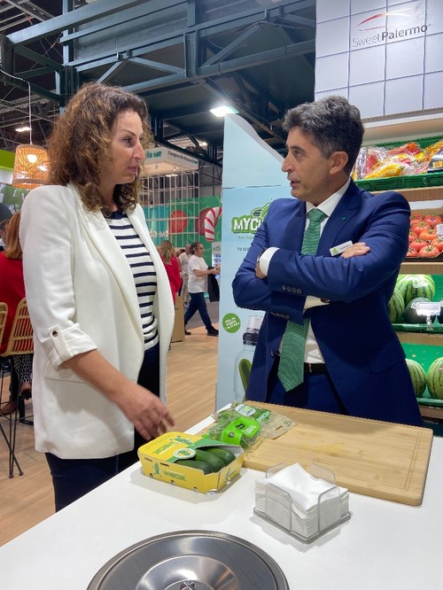 La alcaldesa de Almería visitó el stand de Rijk Zwaan y conversó con su director comercial, Ricardo Ortiz