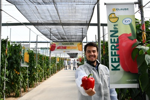 José Miguel Reyes, responsable de Comunicación de HM.CLAUSE, con un fruto de Kefren.