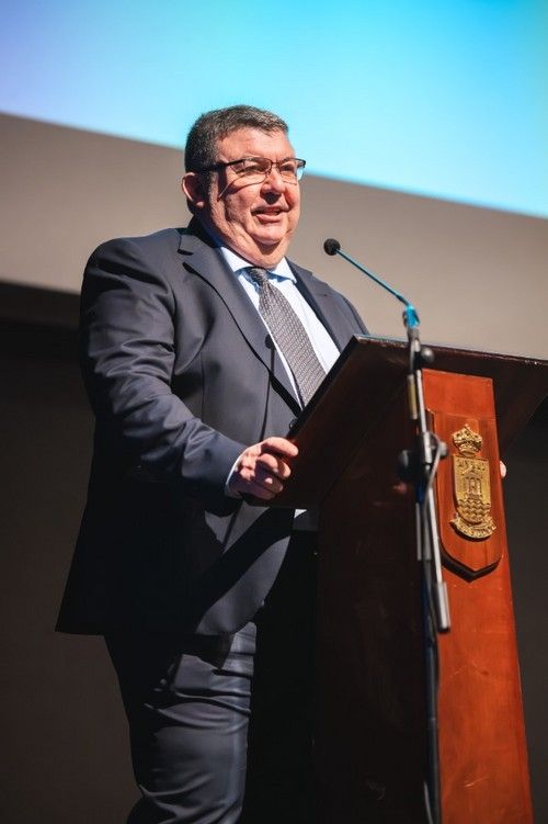José Antonio Gutiérrez, director de fhalmería, inaugurando el acto
