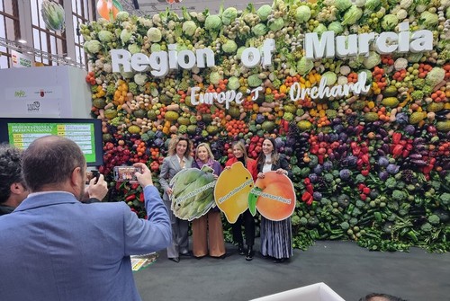 El expositor de la Región de Murcia acoge un divertido photocall y un concurso para acceder a una cesta de productos hortofrutícolas