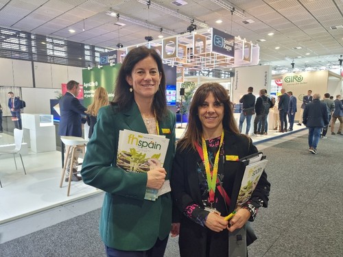 Silvia de Juanes, directora de Comunicación para España y América de Fruit Logistica, con su compañera Vanessa Campesino
