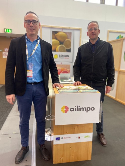 Representantes de AILIMPO, Asociación Internacional de limón y pomelo, posaron para FHSPAIN en su stand ubicado en el pabellón 18.