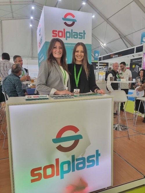 Lidia Medero e Isabel Giménez en el expositor de Solplast, que se estrena en la feria