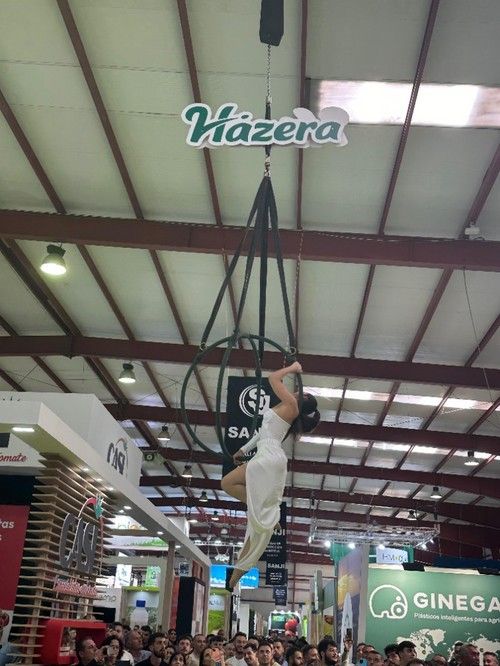 Hazera sorprendió con un espectáculo acrobático en su stand de Expolevante