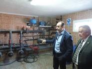 Delegado, José Ortiz, junto a Alejandro Almazán en el interior de las instalaciones del invernadero de prueba