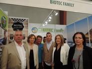 José Rodríguez, presidente de Biotec Family, comentó sobre temas del sector con la consejera de Agricultura y la alcaldesa de Níjar.