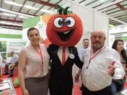 Juan Navarro, director general de Hazera España, posando con el tomate más animado de la feria