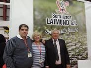 Paco Luque, gerente de Semilleros Laimund, (derecha), recibiendo amigos en el primer día de feria