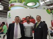 Juan Ramón Rodríguez, director de Marketing de Rijk Zwaan, junto a José Antonio Gutiérrez, director de Fhalmería, y un amigo