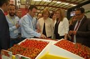 Mari Carmen Ortiz y la alcaldesa de Níjar tuvieron la ocasión de ver las últimas novedades en tomate de HM Clause