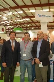 El alcalde de El Ejido, Francisco Góngora, y el edil de Agricultura, Manuel Gómez, visitaron el stand de Agroponiente.