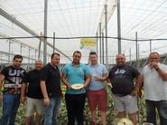 Varios agricultores posaron junto a Paco Pino, de Rijk Zwaan, después de conocer Mesura RZ y el melón amarillo 34-186 RZ