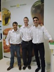 Henry Semienk, responsable de Marketing de Ramiro Arnedo, junto a otros dos compañeros en el stand de la empresa