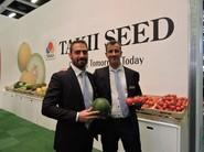 Jaime Dols y Antonio Almodóvar, de Takii Seed España, mostrando algunas de sus variedades