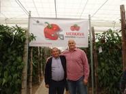 Antonio Rodríguez, agricultor colaborador de Zeraim Ibérica y propietario de la finca de Merkava visitada, junto a Juan Diego Martínez, comercial de la empresa.