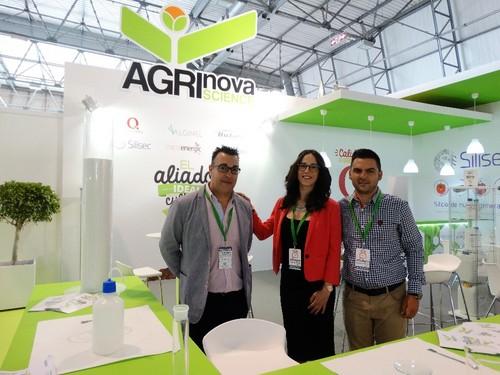 De izq. a dcha., Juan Jesús León, director técnico de Agri nova Science, Marta Sánchez, técnico de la empresa, y Óscar Ávila, delegado comercial en el Levante.