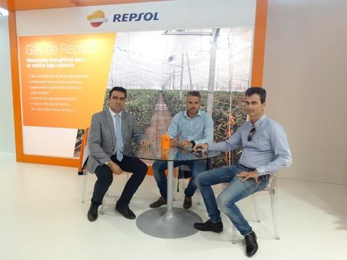 José Manuel Quiles, jefe comercial, y David Bahamonde, gestor comercial de Repsol, junto a Gabriel Cara, gerente de Esengas