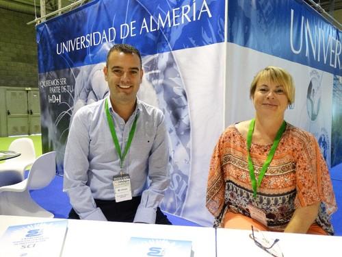 Juanmi Uroz, junto a una compañera, ofreciendo todo tipo de información relacionada con la Universidad de Almería