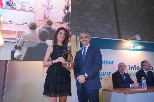 La directora técnica de AlgaEnergy recoge su premio a la Sostenibilidad.