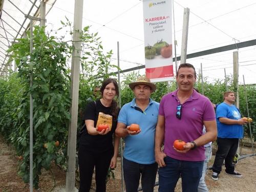 Melisa Ruiz, Francisco Maldonado y José Manuel Ruiz sostienen piezas de esta variedad de tomate.