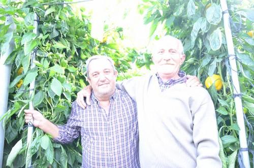 A la izquierda, Rafael García, dueño de la finca, junto a otro agricultor