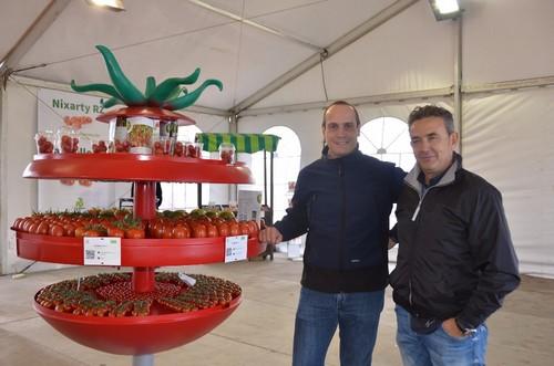 David Herzog y Aureliano Cerezuela, de Rijk Zwaan, al inicio de la jornada, junto a parte de las nuevas variedades de tomate