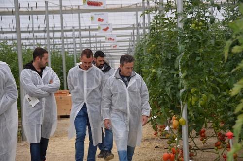 Aureliano Cerezuela, especialista de ecológico de Rijk Zwaan, atendió a numerosos agricultores que se acercaron hasta Níjar para conocer los nuevos tomates de la empresa