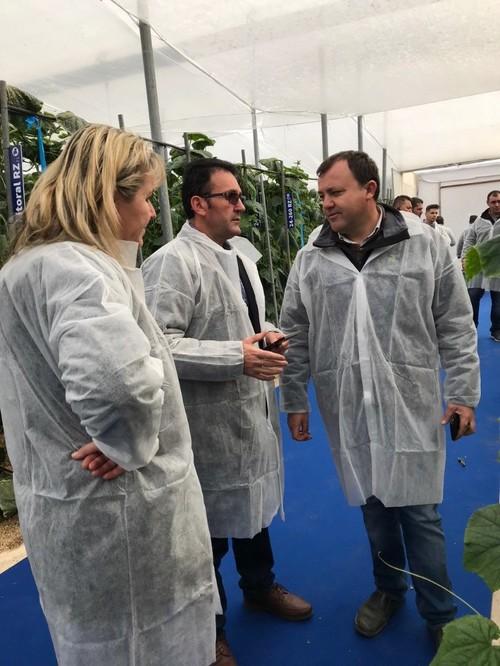 Paco Pino (dcha.) de Rijk Zwaan, junto a agricultores que se interesaron por las variedades blueleaf de la multinacional de semillas