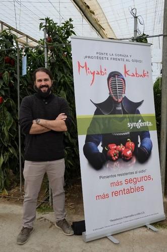Diego Díaz, product manager de pimiento de Syngenta, en una de las fincas de Kabuki