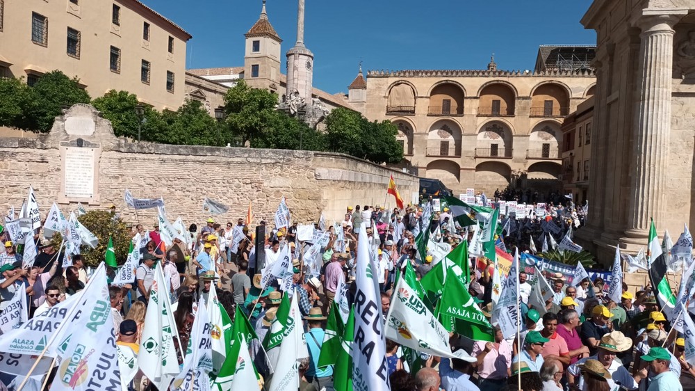 Centenares de agricultores y ganaderos protestan en Córdoba contra las políticas agrarias europeas