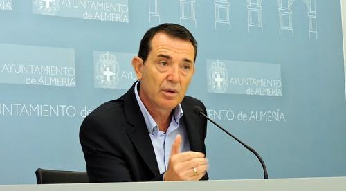 El PSOE exige al PP que dé agua de la desaladora de la capital a los regantes de la Vega de Almería