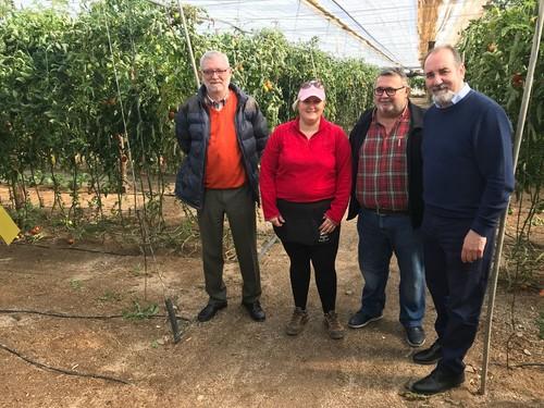 Ortiz visita dos explotaciones agrícolas que han recibido  ayudas destinadas a la creación de empresas para jóvenes agricultores