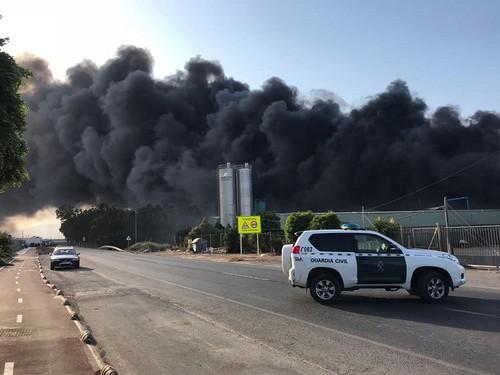 El incendio declarado en la planta de plásticos usados de la Molineta en Las Norias queda controlado