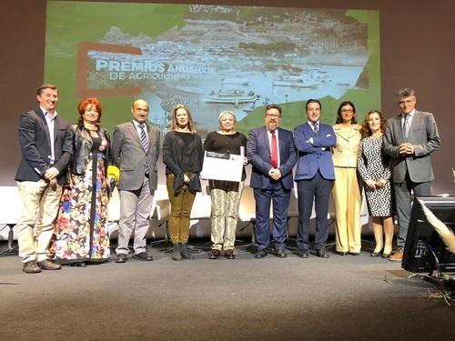 La presidenta de AMCAE-Andalucía, Pilar Gómez Fernández, recoge el premio ‘Iniciativa de Mujeres’ de la Consejería de Agricultura