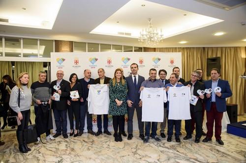 Fernández-Pacheco hace entrega de las acreditaciones a las más de 500 empresas adheridas al proyecto ‘Almería 2019’