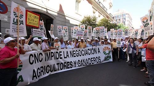La CNMC vuelve a indignar a agricultores y ganaderos con un informe disparatado