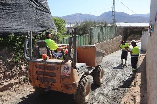 Avanzan las obras de pavimentación de caminos rurales en Berja