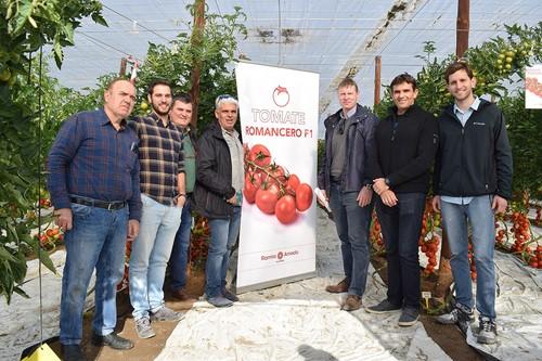 Ramiro Arnedo muestra en La Cañada sus tres tomates estrella: Romancero, Macizo y Trabuco