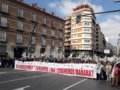Más de 200 tractores salen a la calle en Murcia en denuncia de la grave situación que atraviesan los sectores agrícola y ganadero