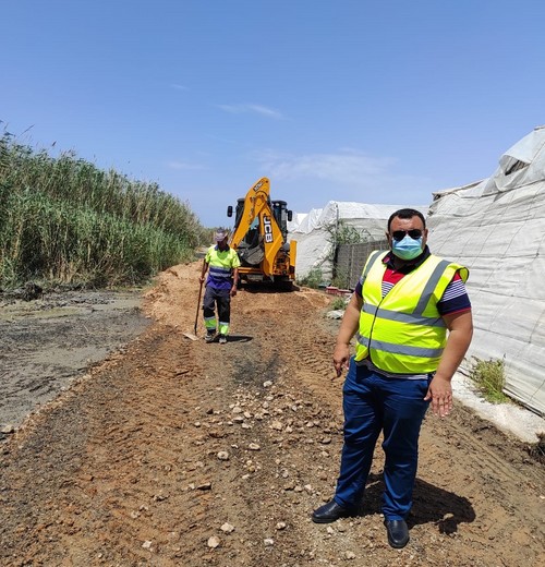 El Ayuntamiento de El Ejido realiza tareas de limpieza y retirada de brozas de los canales de desagüe de la Balsa del Sapo para garantizar el correcto drenaje en caso de lluvias