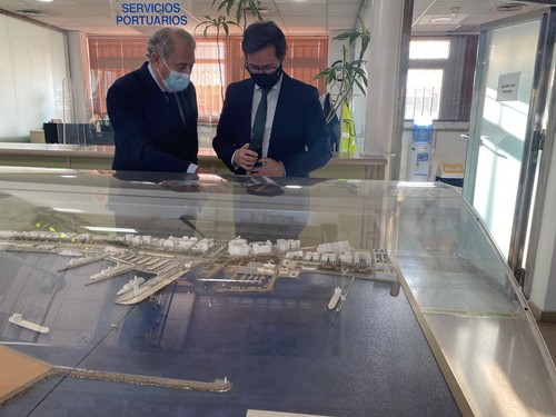 El alcalde ejidense visita el Puerto de Almería para interesarse por los proyectos de transporte de frutas y verduras frescas por barco