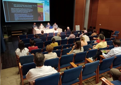 El Auditorio de El Ejido acoge una convocatoria con el sector agrícola para informar sobre la próxima edición de la Feria AgroIberia